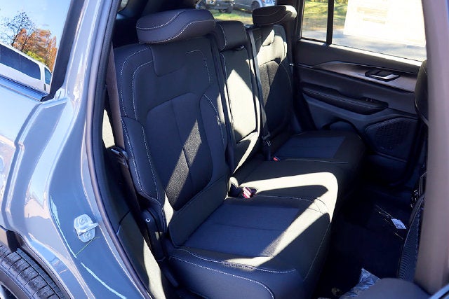 2027 Jeep Grand Cherokee GRAND CHEROKEE LAREDO 4X4