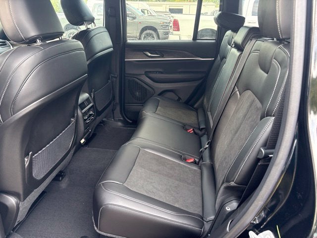 2027 Jeep Grand Cherokee GRAND CHEROKEE LAREDO ALTITUDE 4X4