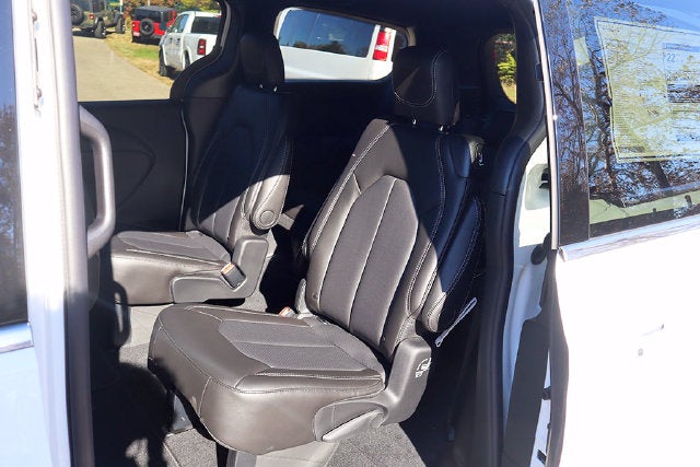 2027 Chrysler Pacifica PACIFICA SELECT
