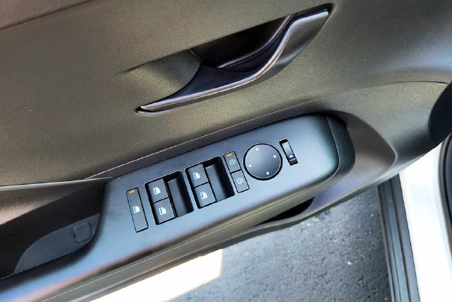 2027 Hyundai Kona SE FWD