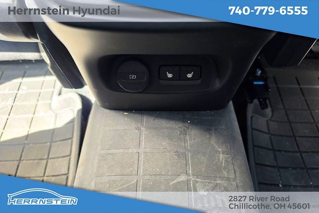 2024 Volvo XC40 B5 Plus Dark Theme