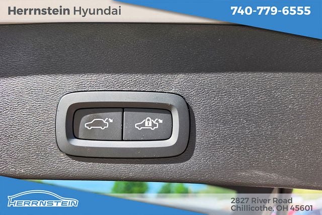 2024 Volvo XC40 B5 Plus Dark Theme