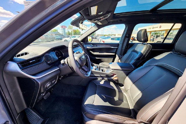 2027 Jeep Grand Cherokee Base