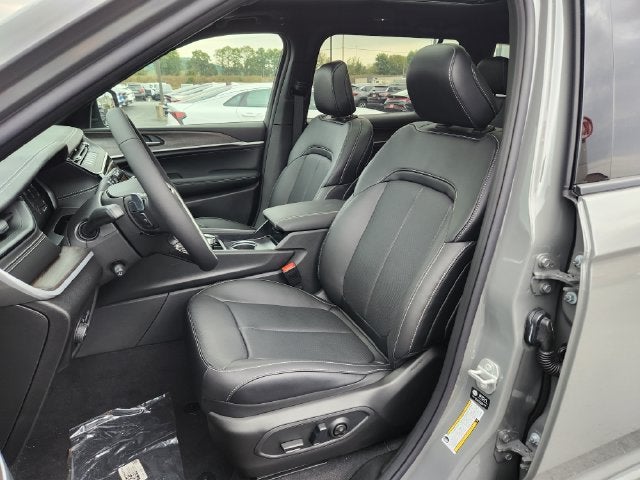 2027 Jeep Grand Cherokee Base