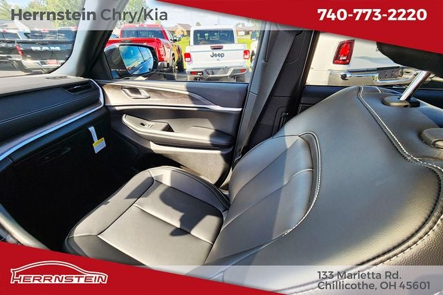 2027 Jeep Grand Cherokee Base