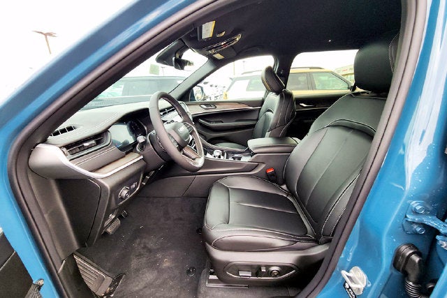 2027 Jeep Grand Cherokee Base