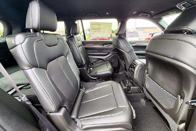 2027 Jeep Grand Cherokee Base