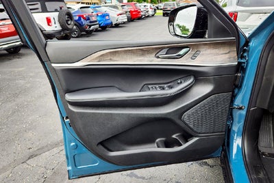 2027 Jeep Grand Cherokee Base